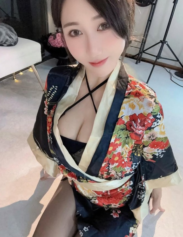 小小玉酱写真合集下载｜斗鱼人气主播×性感健身Coser写真图集