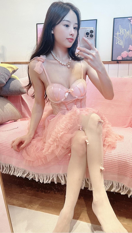 小萌子写真合集下载｜粉色蕾丝、秘书装、丝袜造型等53套高清资源收藏