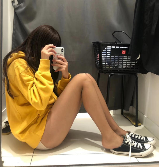 无敌哒小姨妈写真合集下载：御姐气质与丝足艺术的完美融合，高清视觉盛宴尽收眼底