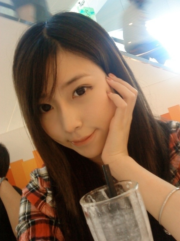 童小芯(紫色哒豚豚)写真合集下载：云南哈尼族“洋娃娃”的96F极致诱惑