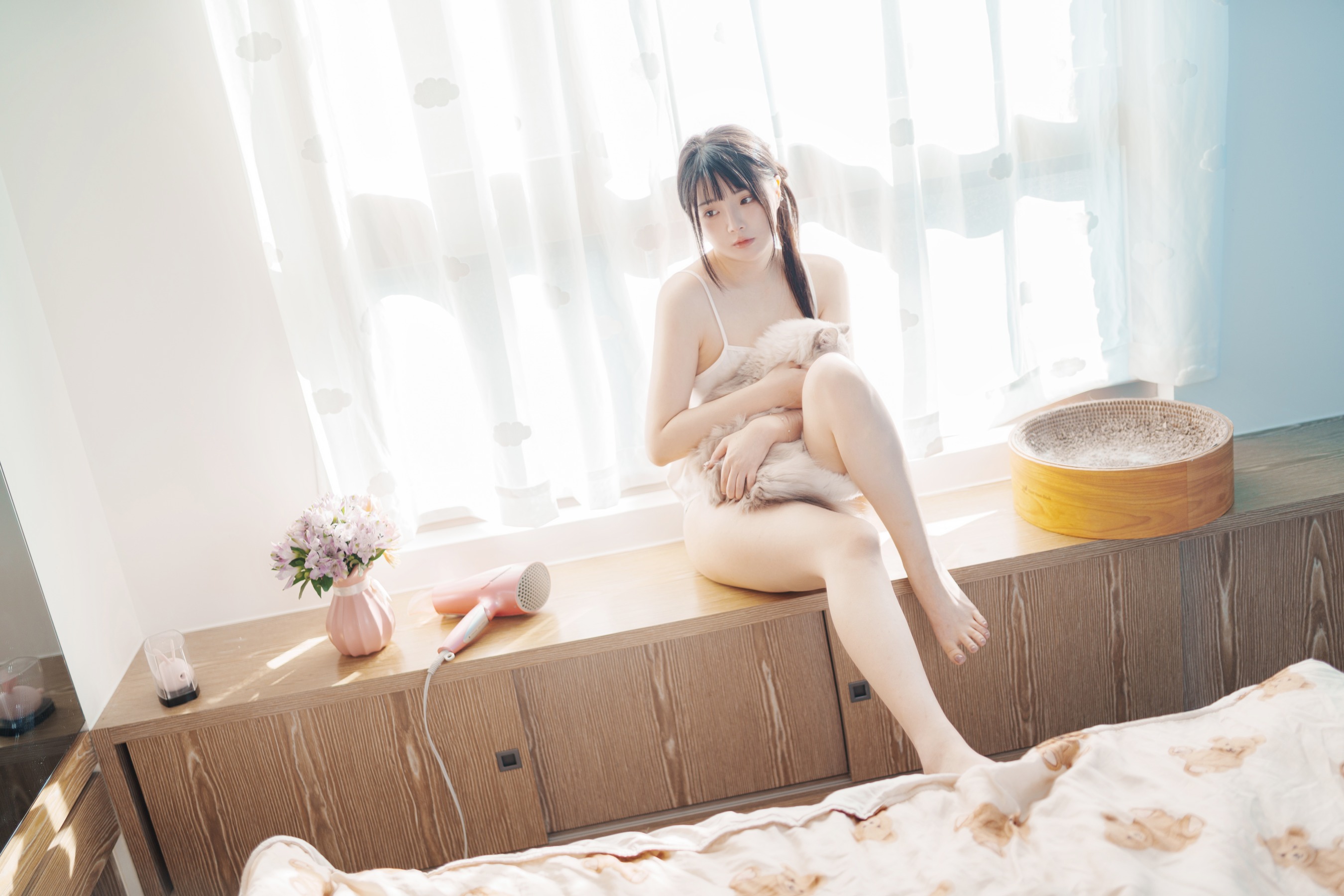 落落Raku的黑猫气质：JK制服、兔女郎和日系小剧场