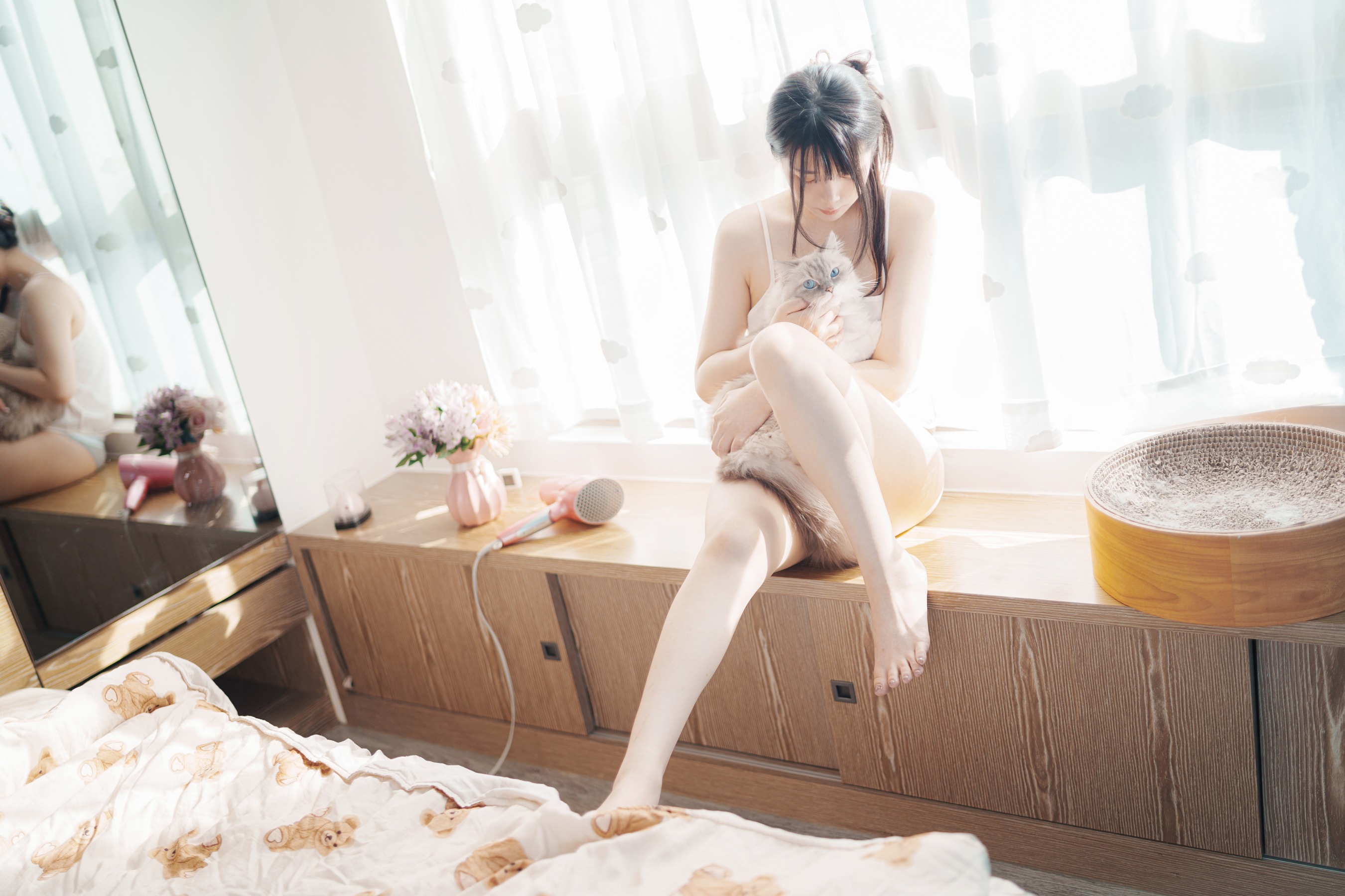 落落Raku的黑猫气质：JK制服、兔女郎和日系小剧场